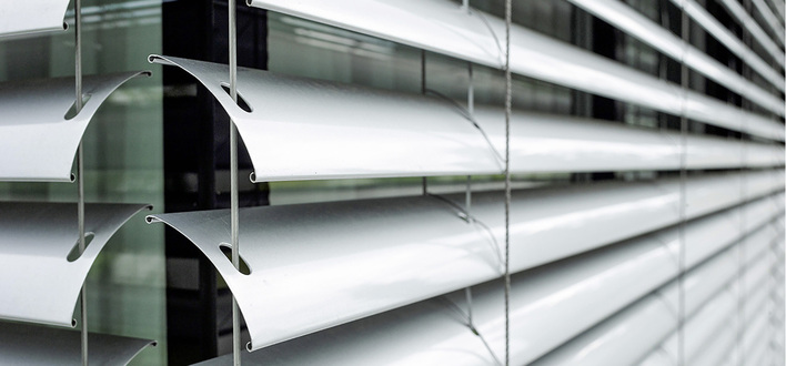 



Seilgeführte Raffstoren werden dann eingesetzt, wenn geringe Pakethöhen realisiert werden sollen oder müssen. 
