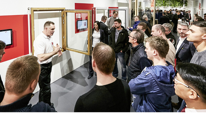 
Mit „Roto NX“ geht der Hersteller nach eigener Aussage den nächsten großen Entwicklungsschritt – jetzt wurde auch der DK-Beschlag für Holzfenster auf der FRONTALE präsentiert.



