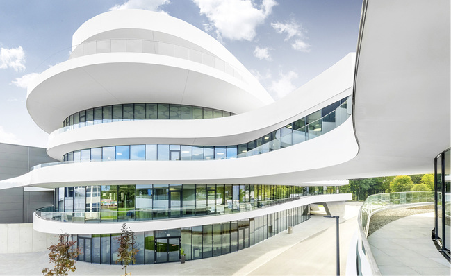 



Bei dem geschwungenen Neubau war es das Ziel des Bauherren, die Grenze zwischen Fertigung und Verwaltung aufzuheben.
