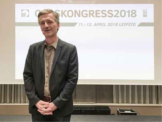 



Im Vortrag „Und es werde Licht!“ unterstrich der Arzt Dr. Dieter Kunz die Wichtigkeit von Tageslicht für den Körper und das Wohlbefinden. Die Glasbranche müsse daran arbeiten, das vollspektrale Licht in die Räume zu bekommen.
