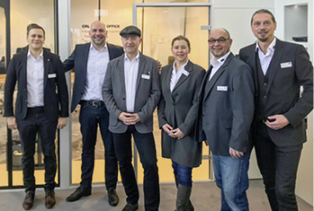 
Das CR Laurence Team präsentierte das Raumtrenn- und Zargensystem CRL Längle Office in Nürnberg.



