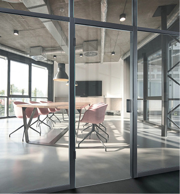 



Das Bandsystem Tectus Glas von Simonswerk ermöglicht den flächenbündigen Einbau von Ganzglastüren.
