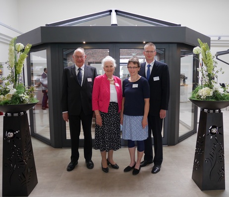 Die Gründergeneration Gesina und Rudolf Trauernich (l.) mit ihrem Sohn Rainer (GF) und seiner Frau Heike.