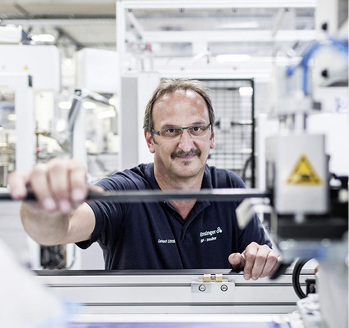 
Ensinger fertigt in Cham zerspante Fertigteile, Halbzeuge aus Guss-Polyamid, Isolierprofile für Fenster, Türen und Fassaden sowie Abstandhalter für Isolierglas.



Fensterecke mit insulbar und Thermix von Ensinger



