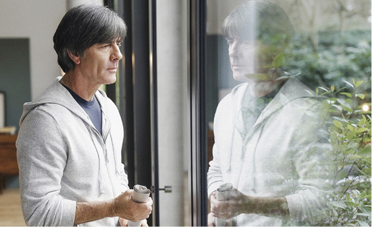 
Schüco erzählt mit seiner neuen Kampagne unterhaltsame Geschichten, die Joachim Löw überraschend anders in Szene setzen. 



