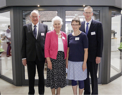 



Die Gründergeneration Gesina und Rudolf Trauernich (l.) mit ihrem Sohn Rainer (GF) und seiner Frau Heike.
