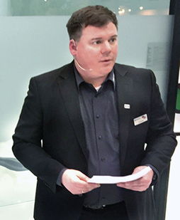 



Oknoplast-Deutschland Marktdirektor Jens Eberhard auf der Pressepräsentation der FENSTERBAU in Nürnberg.
