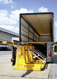 



Der gefaltete Glasbock passt unter die Ladefläche.
