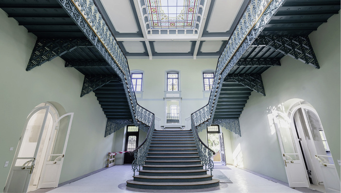 



Die Entstehung des Luitpoldbades geht auf das Bestreben von vermögenden Bürgern aus Bad Kissingen zurück. Diese gründeten eine Aktiengesellschaft und sorgten dafür, dass im Jahr 1871 die Kureinrichtung mit 120 Badekabinen eröffnet wurde. 
