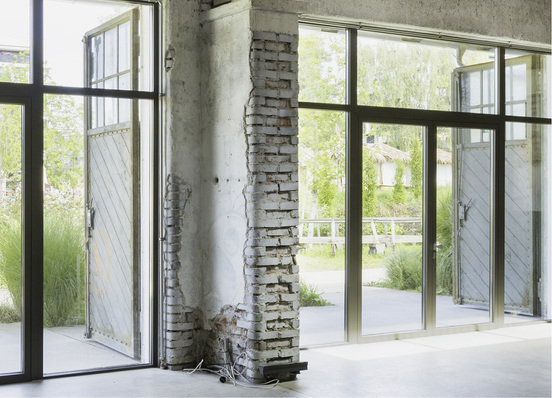 



Die Bauabschnitte B, C und D der Halle sind durch Brandwände getrennt, die bis über das Dach geführt sind. Des Weiteren sind Brandschutztüren und -fenster in der Fassade verbaut.
