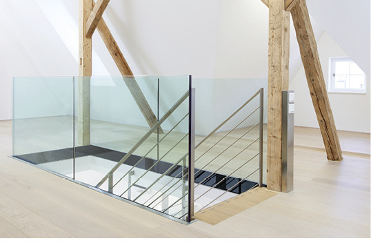
Das Ganzglasgeländer GM Railing Plan besticht durch seinen Minimalismus, bei dem das Befestigungssystem des Glases nicht zu erkennen ist.



