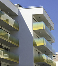 
Die gläserne Absturzsicherung von Sanco basiert auf zwei Profilen: einem Grund- und einem Tragprofil. 



