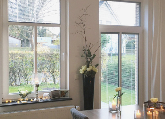 



Durch die neuen Isoliergläser konnte der U
g
-Wert der Fenster von 3,0 auf 1,1 W/(m
2
K) verbessert werden. Wobei integrierte Lamellen im SZR für Sonnenschutz sorgen. 
