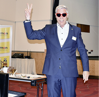 



Zum 10-jährigen Jubiläum der Gelb-Rot-Eigenmarken wäre Dieter Ammon gerne so auf das Cover des Eigenmarken-Kataloges gekommen. Dies sei aber von der Marketingabteilung abgelehnt worden, bedauerte Ammon mit einem Augenzwinkern, das er hinter der Brille versteckte. 
