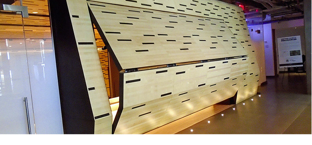 



Dass Hebeläden nicht nur außen montiert werden können, zeigt das Lincoln Theatre in New York. Auch eine gebogene Version bedeutet für BeluTec aus Lingen dabei kein Problem.
