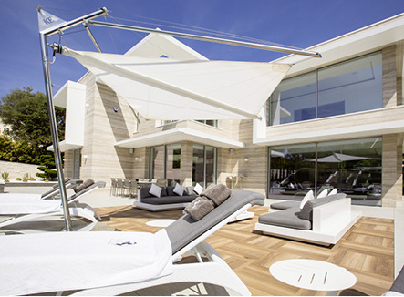 



Die Ständerkonstruktion wird aus Edelstahl AISI 304 gebeizt und spiegelglänzend (Halter und Masten) hergestellt,die Wickelrolle des Segeltuches aus eloxiertem Aluminium.
