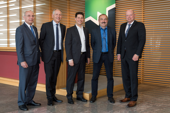 Der Weinig Vorstand mit Wolfgang Pöschl (2.v.l.), Gregor Baumbusch (r.) und Gerald Schmidt (l.) zusammen mit dem Leiter der neuen Unternehmenseinheit Automation & Digital Business, Jochen Ganz (m.) sowie Dr. Otto Leible von der Weinig Concept.