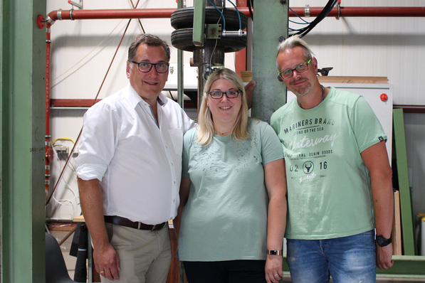 Stephan Schmidt (1.v.l.), Geschäftsführer der Gütegemeinschaft, und die stellvertretende Institutsleiterin Andrea Horsthemke (2.v.l.) zusammen mit Sascha Holz (3.v.l.), Leiter des PIV-Labors.