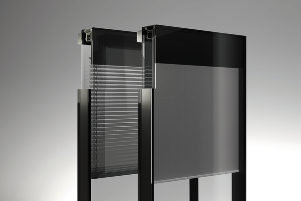 Der Sonnenschutz wird werksseitig in den abgeschlossenen Zwischenraum integriert. Gewartet werden muss nur der außenliegende Motor.