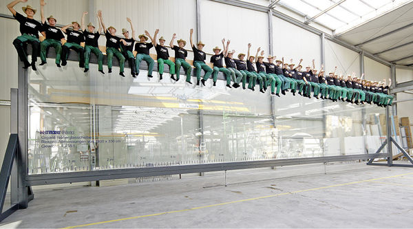 Das 18 m lange 3-fach-Isolierglas kurz nach der Fertigung bei Henze Glas.