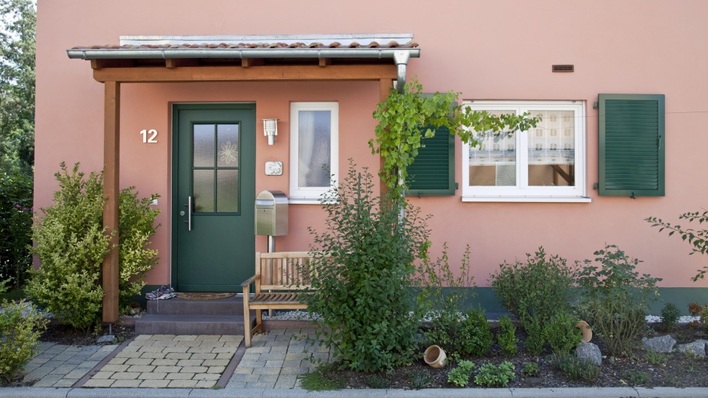 Grüne Haustür als Blickfang