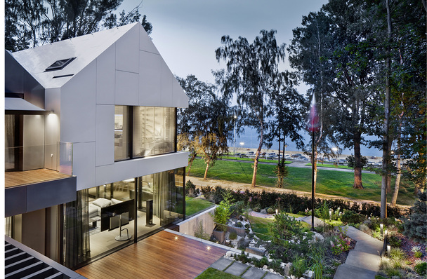 



Das Gebäude ist harmonisch in die terrassierte Küstenlandschaft der Danziger Bucht eingebettet. Im Obergeschoss wurden rahmenlose Brüstungen aus Sicherheitsglas vor die Schüco Schiebesysteme gesetzt.
