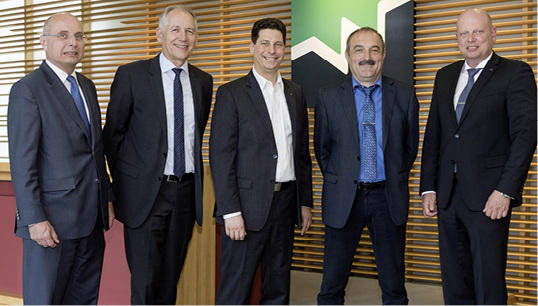 



Der Weinig Vorstand mit Wolfgang Pöschl (2.v.l.), Gregor Baumbusch (r.) und Gerald Schmidt (l.) zusammen mit dem Leiter der neuen Unternehmenseinheit Automation & Digital Business, Jochen Ganz (m.) sowie Dr. Otto Leible von der Weinig Concept
