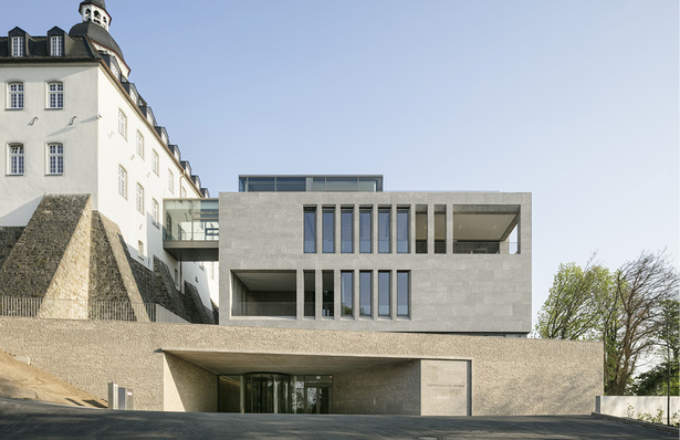



Der Neubau des Tagungszentrums fügt sich harmonisch in das Gesamtbild aus Landschaft und denkmalgeschützter Abtei.
