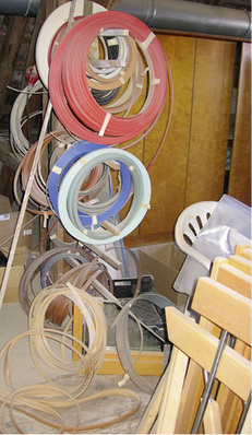 



Kommissionsreste unsortiert ins Lager bringen, führt zu verstopften und chaotischen Verhältnissen.
