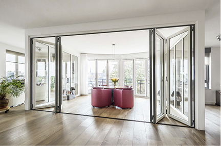 



Die Glas-Faltwand Woodline schütz vor störendem Umgebungslärm und schafft gleichzeitig einen barrierefreien und schallgeschützten Raum.
