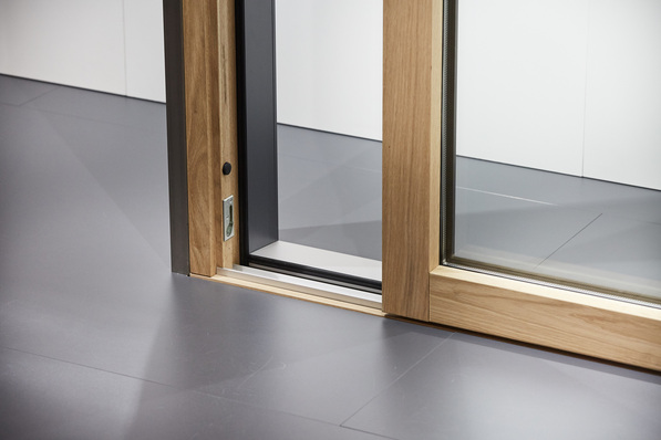 Verspricht Fensterbauern Kosten- und Zeiteinsparung bei gleichzeitigem Imagegewinn und Umsatzzuwachs: das Roto “Patio Inowa“-System in Holz-Aluminium-Bauweise. Die hochdichte und sofort funktionstüchtige Lösung für Schiebefenster und -türen basiert auf einer intensiven technischen Abstimmung des Beschlagherstellers aus Leinfelden-Echterdingen mit den Unternehmen Gutmann, Deventer, Homag und Leitz.