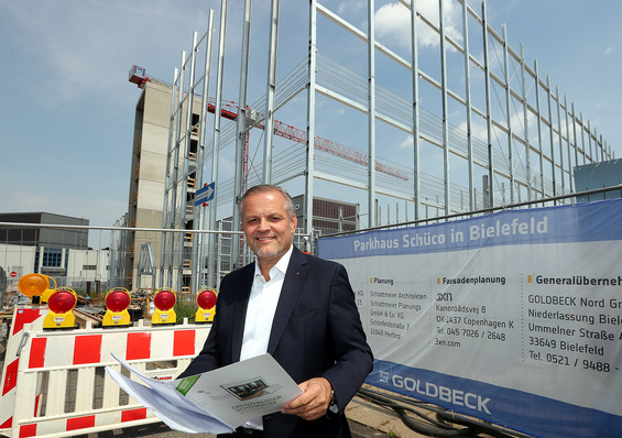 Bielefelder Standortausbau: Andreas Engelhardt, persönlich haftender Gesellschafter der Schüco International KG, vor der Baustelle zum neuen Schüco Parkhaus.