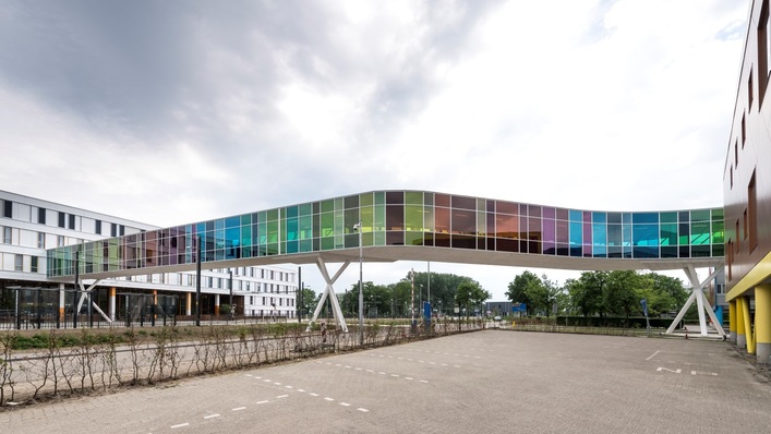 Gewinner bei der Fassaden-Anwendung war eine Fußgängerbrücke aus buntem Glas. Thiele Glas lieferte dafür 650 bunte Scheiben mit 15 verschiedenen Vanceva-Farbfolien.