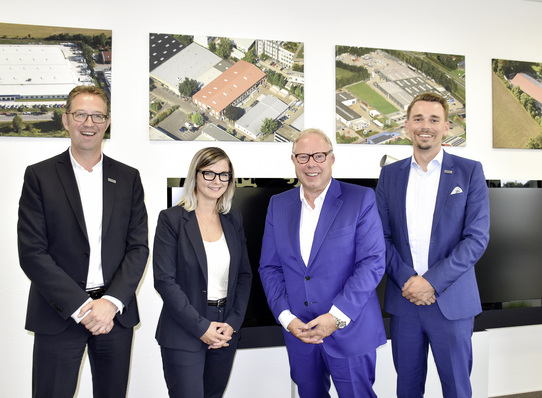 Die familiäre Führungsriege um den geschäfts­f.Gesell­schafter ­Manfred Frechen (63, 2. v. r.): Kaufm. Leiter ­Helmut Paß (55), Denise (30) und Marc Schiffer (34). Nicht im Bild: David Frechen.