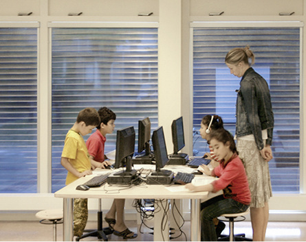 



Allein in den Niederlanden wurden in den vergangenen 25 Jahren über 800 Schulen und Bildungseinrichtungen mit Folienrollos ausgestattet.
