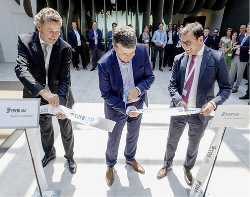 



Feierliche Eröffnung der neuen Firmenzentrale: (v.l.) Everlam CEO Harald Hammer, Bart Somers, Bürgermeister Mechelen und Everlam-Vorstand Greg Parekh
