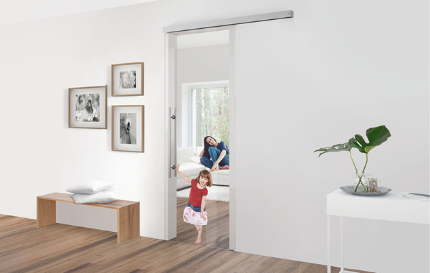 



Über den zusätzlichen Komfort im Innenraum freuen sich nicht nur die Nutzer, auch die Monteure profitieren von der leichten und schnellen Montage des Schiebetürsystems Muto Comfort M 60.
