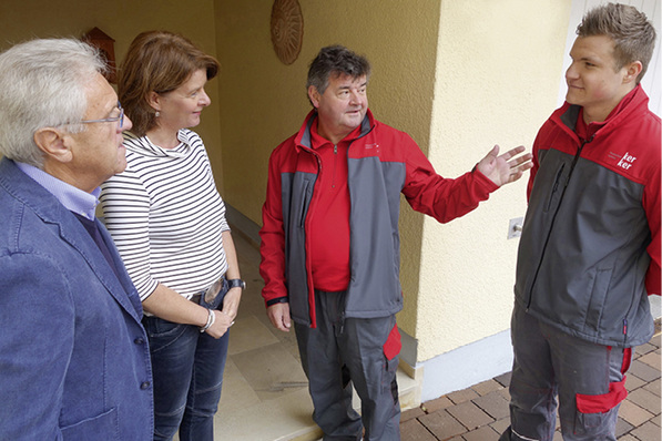 



Es ist ein schönes Zeichen der Wertschätzung, wenn der Kollege den Azubi dem Kunden präsentiert.
