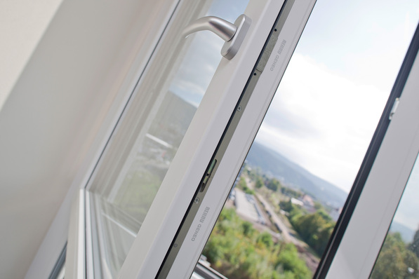 Mit einem um mehr als 50 Prozent höheren Glasfaseranteil definieren Fensterprofile aus RAU-FIPRO X neue Maßstäbe bei Stabilität und Energieeffizienz. Die Materialinnovation kommt erstmals ab Herbst 2018 im Rehau-Fenstersystem Geneo zum Einsatz.