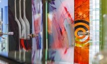 Im Fokus des Seminars steht u.a. Kunst mit Licht im Glas. Hier im Bild von Derix gestaltete Glastüren.