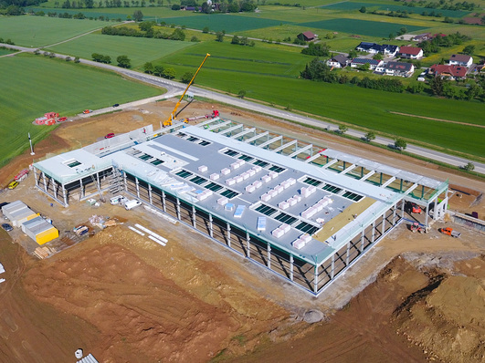 Im Gewerbegebiet “Lichtäcker“ in Haigerloch entsteht seit Oktober 2017 der neue Produktionsstandort von Alukon Haigerloch, ehemals Schlotterer rollcom. Die Fertigstellung des Neubaus ist für Ende 2018 geplant.