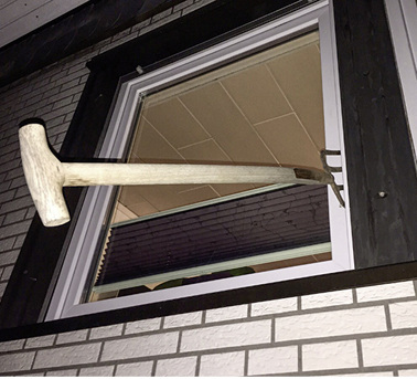 
Einbruch vereitelt: Das Fenster aus dem Hause German Windows (Südlohn-Oeding) hielt dem Aufhebel-Versuch mit einer Mistgabel stand.



