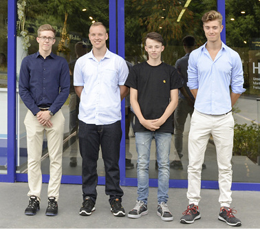 



Am 1. August 2018 fingen vier junge Menschen eine Ausbildung bei der Bohle AG in Haan an. In den kommenden zwei bis drei Jahren werden sie in den Berufen Mechatroniker, Elektroniker für Betriebstechnik und Industriekaufmann ausgebildet. 



Darüber hinaus startet ein Dualer Student seine Ausbildung zum Industriekaufmann und in Kooperation mit der FHDW Mettmann sein Studium in Business Administration. 



Im Laufe der Ausbildung baut Bohle dann konsequent das Fachwissen der künftigen Fachkräfte aus. Die jungen Mitarbeiter sollen so für das Berufsleben bestens gerüstet werden sowie Spezialwissen erlangen, das sie für ihre Tätigkeit bei Bohle benötigen. In der Regel bietet das Unternehmen allen Nachwuchskräften nach der Ausbildung einen unbefristeten Arbeitsvertrag an. 



Für 2019 werden ab sofort Bewerbungen entgegengenommen.
