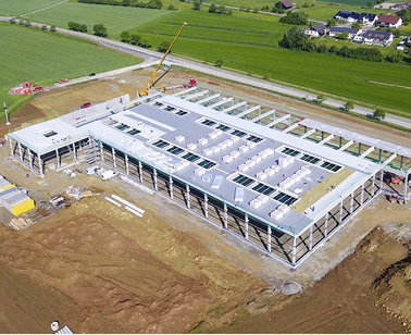 
Im Gewerbegebiet „Lichtäcker“ in Haigerloch entsteht seit Oktober 2017 der neue Produktionsstandort von Alukon Haigerloch, ehemals Schlotterer rollcom. Die Fertigstellung des Neubaus ist für Ende 2018 geplant.



