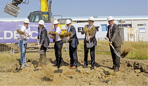 



Zum Spatentisch: v. l. Stefan Kretzler, Goldbeck; Jean Christophe Evrard, Goldbeck; Dietmar Benz, Bürgermeister Mahlberg; Eberhard Schopferer, Geschäftsführer Ehret GmbH; Manuel Meier, CSO Schenker Storen Gruppe; Helmut Jehle, CEO Schenker Storen Gruppe
