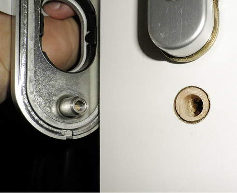 



Abbildung 1: Zu große Bohrung der Beschlagbefestigung, die mit Holzdübel saniert wurde.
