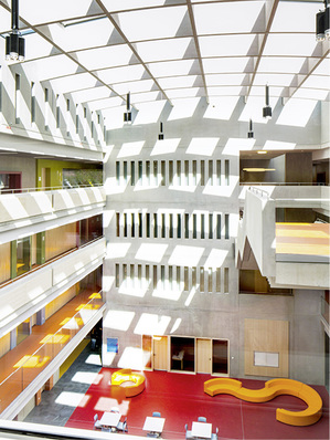 



Die gläsernen Dach-Flügel auf den Atrium-Dächern sind in das Lüftungskonzept des Neubaus integriert und erfüllen dabei auch noch Rauch- und Wärmeabzugsfunktionen (RWA). 
