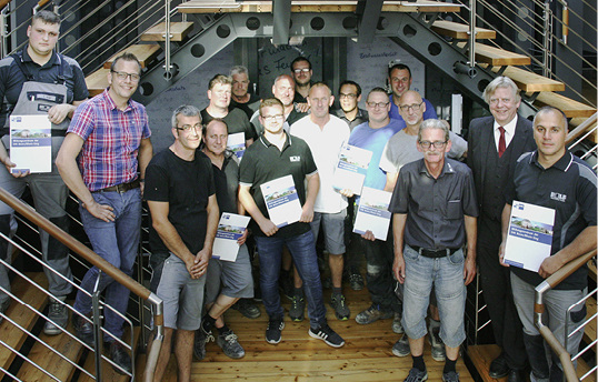 



Insgesamt 13 Monteure der Rolf Fensterbau GmbH hielten am 29.06. nach ihrer theoretischen und praktischen Prüfung die deutschlandweit ersten Zertifikate zum Fensterbaumonteur (IHK) in ihren Händen.
