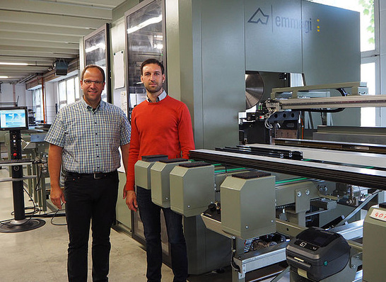 Thomas Fischer von Emmegi (l.) und Jonas Swiatek von Timm Fensterbau Berlin vor der gerade fertig installierten neuen “Quadra L1“.