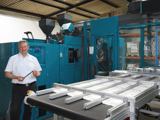 Achim Kockler, Geschäftsführer der Innoperform, vor einer Anlage der arimeo Produktionslinie.